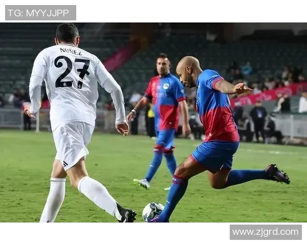 伤感足球传奇时光球星背影与空场孤独的心情交织